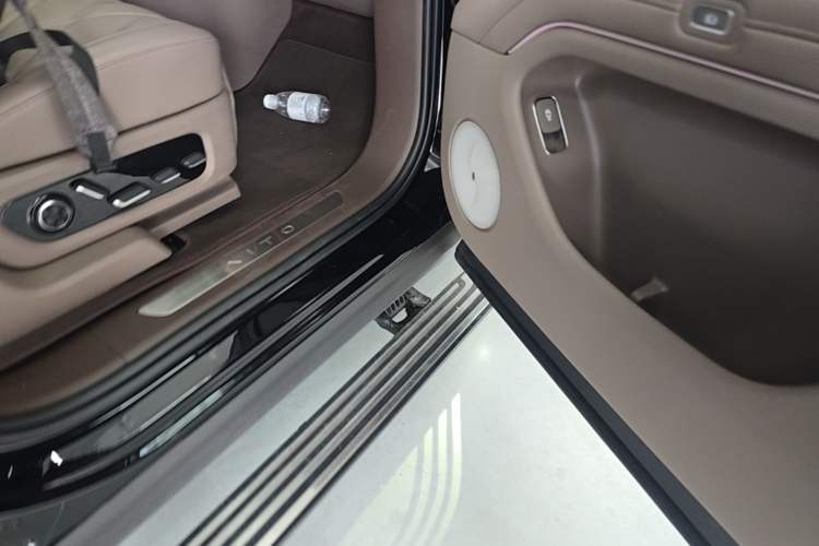 Used Hima AITO M9 2025 Extended-Range Ultra Version 52 kWh 5-Seater Edition Right Side Sill