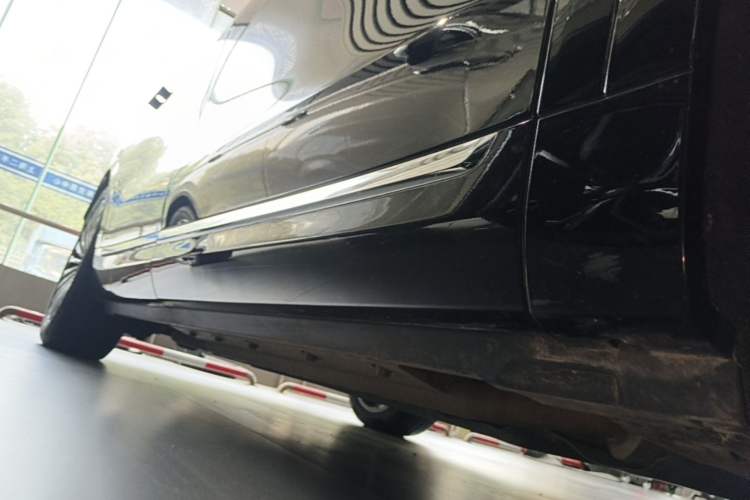 Used Hima AITO M9 2025 Extended-Range Ultra Version 52 kWh 6-Seater Right Side Sill