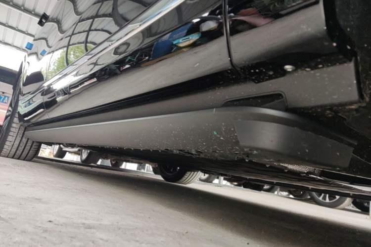 Used Hima AITO M9 2025 Model Range-Extended Ultra Edition 52kWh 6-seater (896-line LiDAR) Right Side Sill