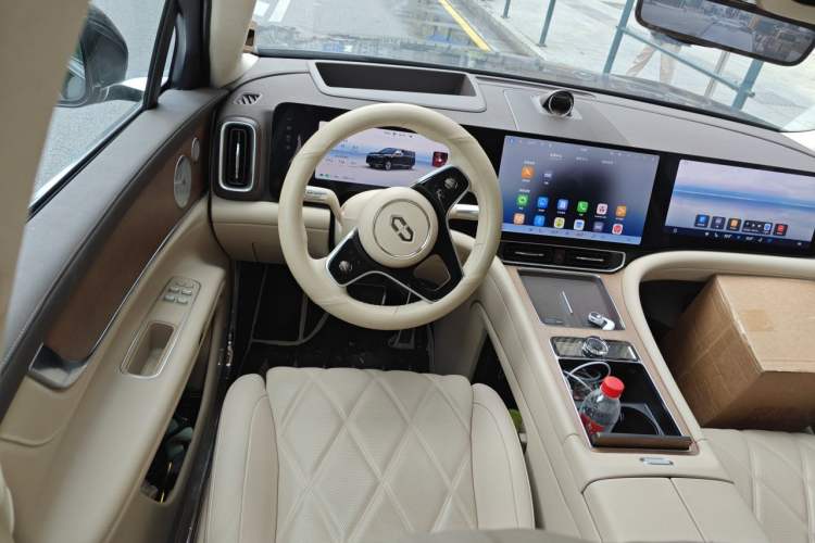 Used Hima AITO M9 2025 All-Electric Max Version 100 kWh 6-Seater Steering Wheel