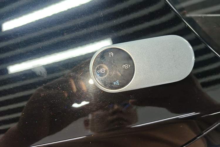 Used Hima AITO M9 2025 Extended-Range Ultra Version 52 kWh 6-Seater Vehicle Key
