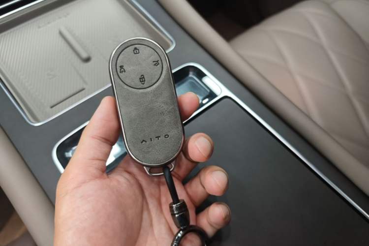 Used Hima AITO M9 2025 Extended-Range Ultra Version 52 kWh 5-Seater Edition Vehicle Key