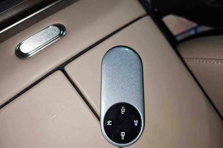 Used Hima AITO M9 2025 Extended-Range Ultra Version 52 kWh 5-Seater Edition Vehicle Key