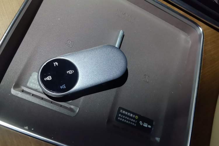 Used Hima AITO M9 2025 Extended-Range Ultra Version 52 kWh 5-Seater Edition Vehicle Key