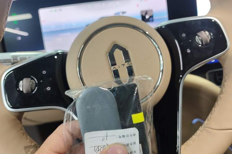 Used Hima AITO M9 2025 Extended-Range Ultra Version 52 kWh 6-Seater Vehicle Key