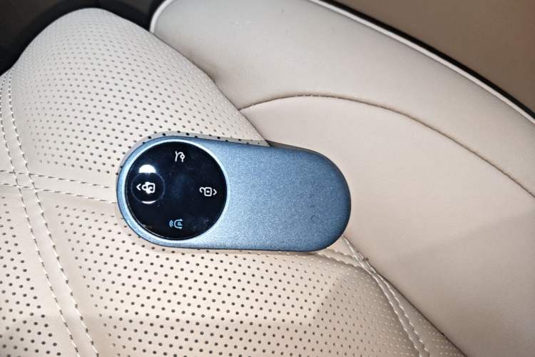 Used Hima AITO M9 2025 Extended-Range Ultra Version 52 kWh 6-Seater Vehicle Key