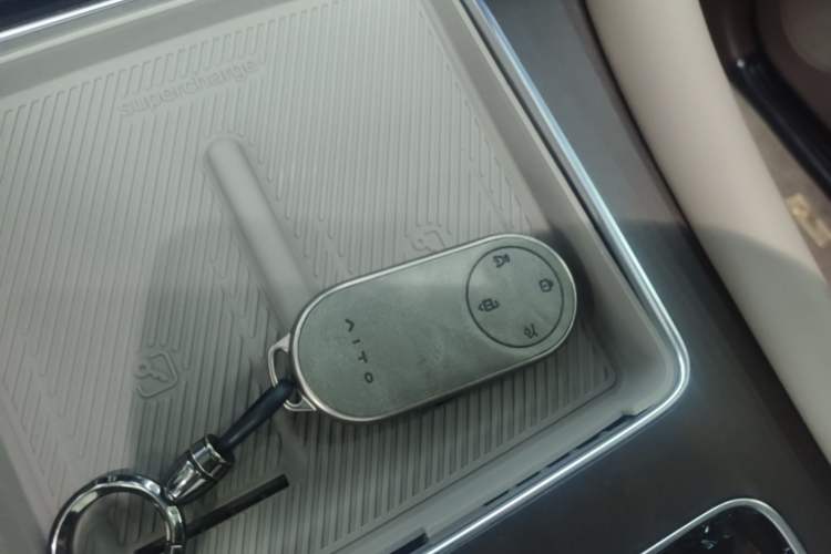 Used Hima AITO M9 2025 Extended-Range Ultra Version 52 kWh 5-Seater Edition Vehicle Key