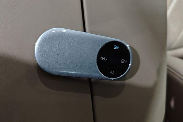 Used Hima AITO M9 2025 Extended-Range Ultra Version 52 kWh 6-Seater Vehicle Key
