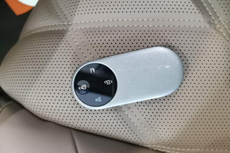 Used Hima AITO M9 2025 Extended-Range Ultra Version 52 kWh 6-Seater Vehicle Key