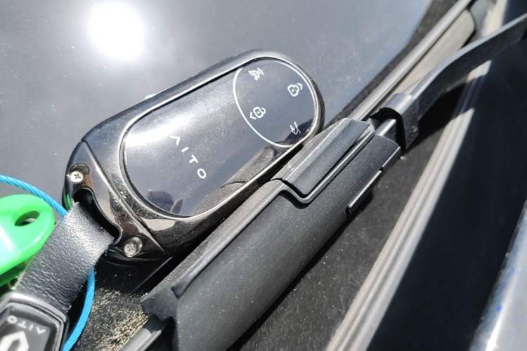 Used Hima AITO M9 2025 Extended-Range Ultra Version 52 kWh 6-Seater Vehicle Key