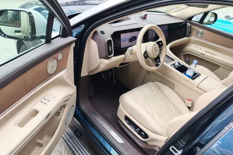 Used Hima AITO M9 2025 Extended-Range Ultra Version 52 kWh 6-Seater Driver Seat