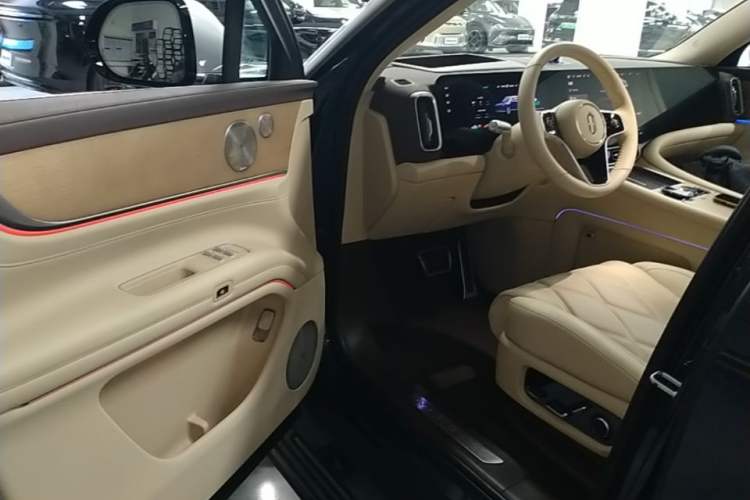 Used Hima AITO M9 2025 Extended-Range Ultra Version 52 kWh 6-Seater Driver Seat