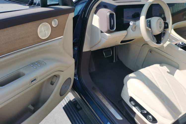 Used Hima AITO M9 2025 Extended-Range Ultra Version 52 kWh 6-Seater Driver Seat