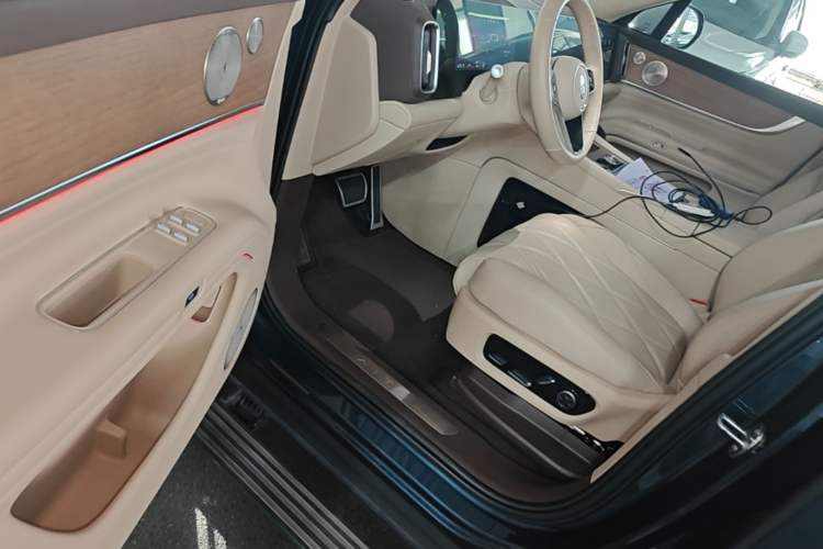 Used Hima AITO M9 2025 Extended-Range Ultra Version 52 kWh 6-Seater Driver Seat