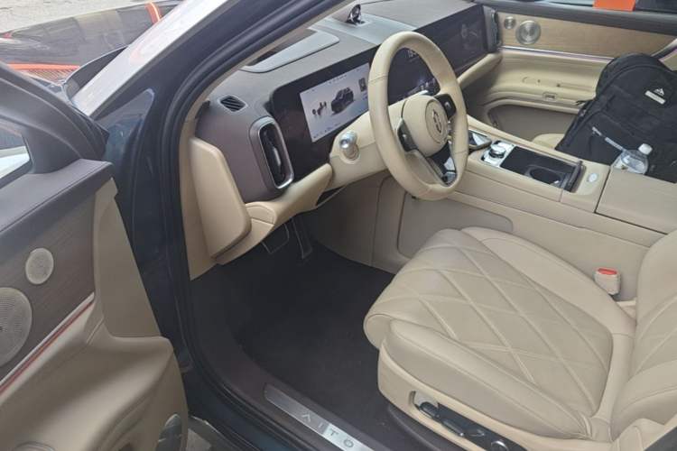 Used Hima AITO M9 2025 Extended-Range Ultra Version 52 kWh 6-Seater Driver Seat