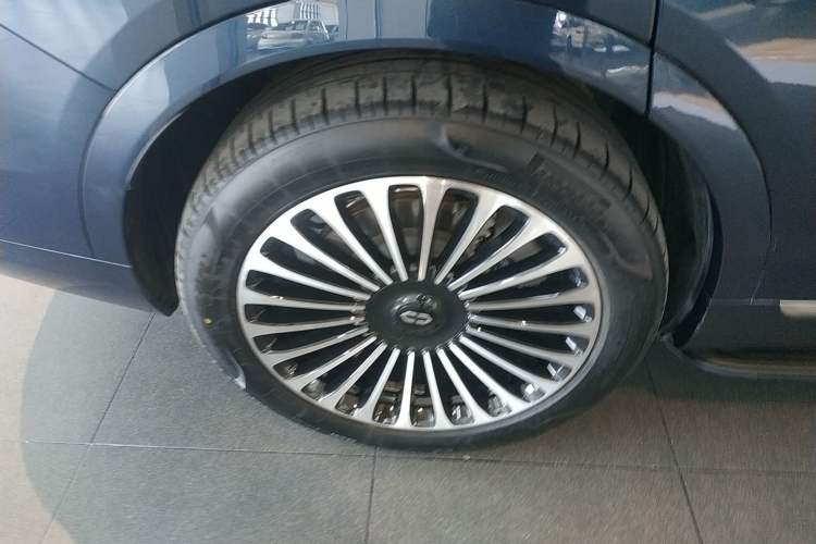 Used Hima AITO M9 2025 Extended-Range Ultra Version 52 kWh 6-Seater Exterior 5