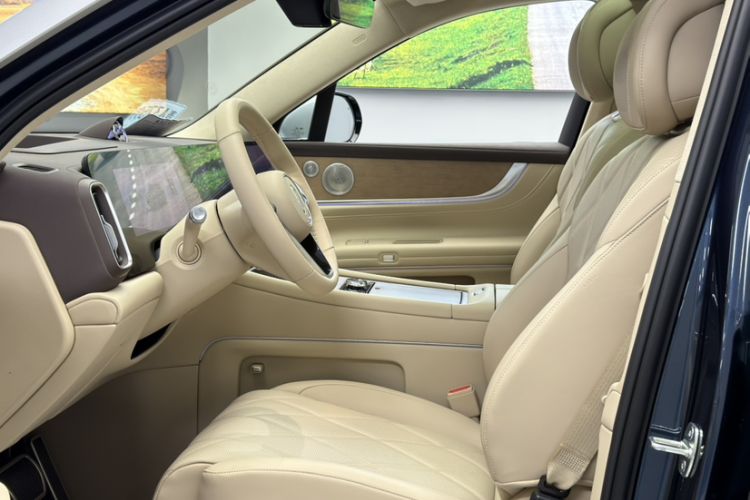 Used Hima AITO M9 2025 Extended-Range Ultra Version 52 kWh 6-Seater Interior 1