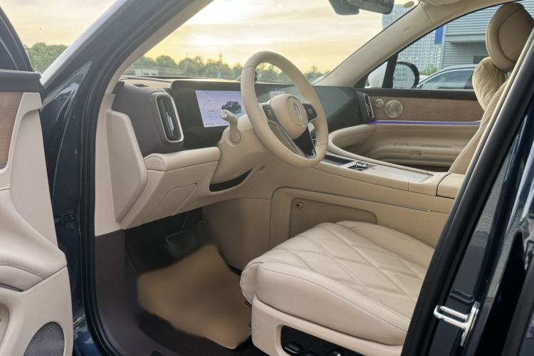 Used Hima AITO M9 2025 Extended-Range Ultra Version 52 kWh 6-Seater Interior 2