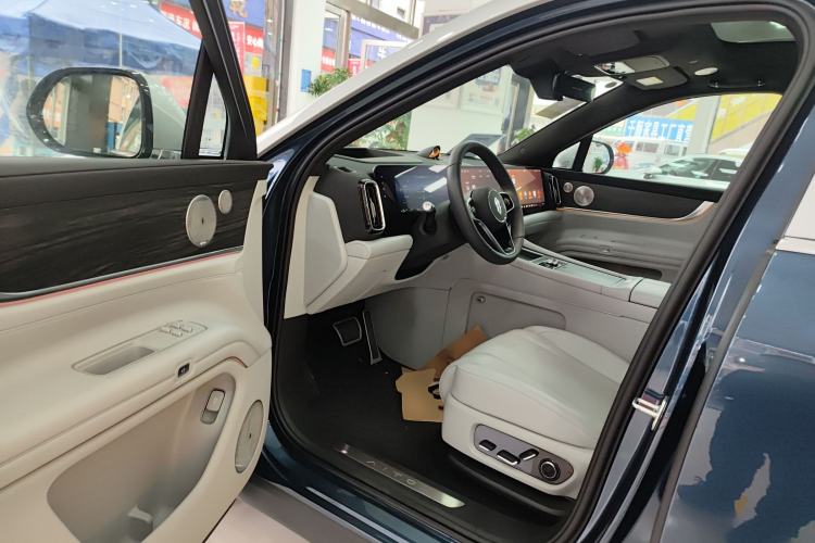 Used Hima AITO M9 2025 Extended-Range Max Version 52 kWh 6-Seater Edition Interior 3