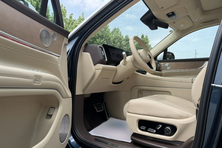 Used Hima AITO M9 2025 Extended-Range Ultra Version 52 kWh 6-Seater Interior 4