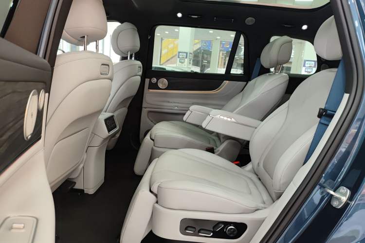Used Hima AITO M9 2025 Extended-Range Max Version 52 kWh 6-Seater Edition Interior 4