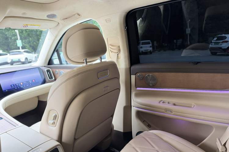 Used Hima AITO M9 2025 Extended-Range Ultra Version 52 kWh 6-Seater Interior 5