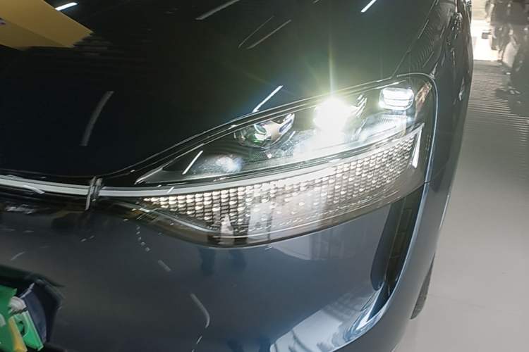 Used Hima AITO M9 2025 Extended-Range Ultra Version 52 kWh 6-Seater Left Front Headlight