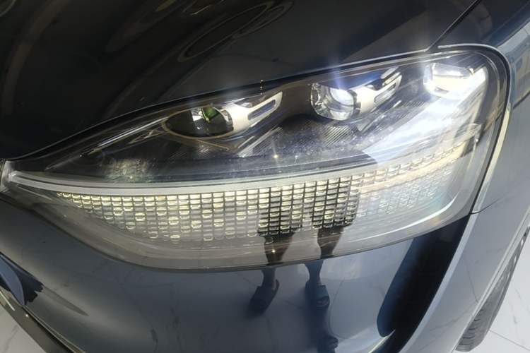 Used Hima AITO M9 2025 Extended-Range Ultra Version 52 kWh 6-Seater Left Front Headlight