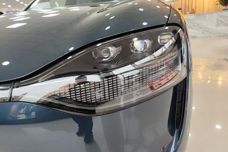 Used Hima AITO M9 2025 Extended-Range Max Version 52 kWh 6-Seater Edition Left Front Headlight
