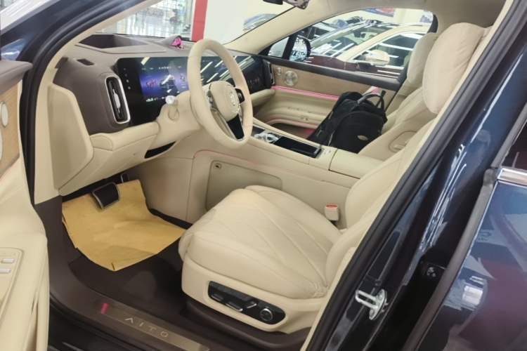 Used Hima AITO M9 2025 Extended-Range Ultra Version 52 kWh 6-Seater Left Front Seat