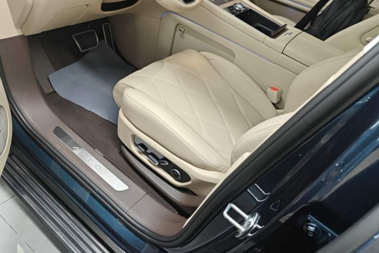 Used Hima AITO M9 2025 Extended-Range Ultra Version 52 kWh 6-Seater Left Front Seat