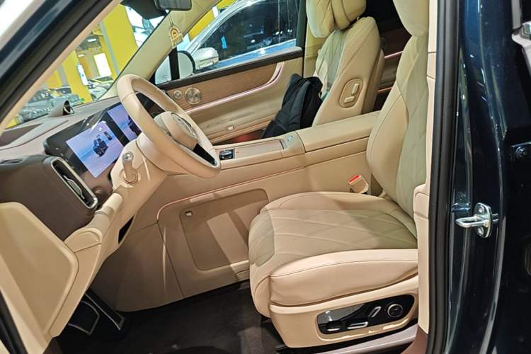 Used Hima AITO M9 2025 Extended-Range Ultra Version 52 kWh 6-Seater Left Front Seat