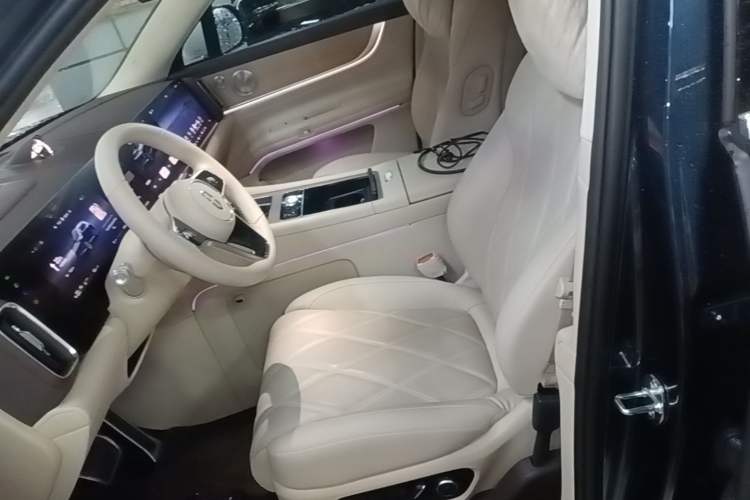 Used Hima AITO M9 2025 Extended-Range Ultra Version 52 kWh 6-Seater Left Front Seat