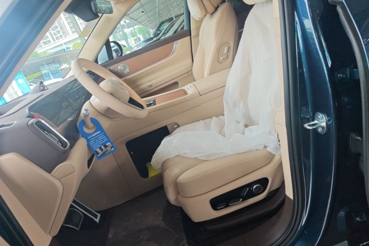 Used Hima AITO M9 2025 Extended-Range Ultra Version 52 kWh 6-Seater Left Front Seat