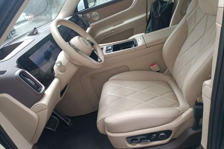 Used Hima AITO M9 2025 Extended-Range Ultra Version 52 kWh 6-Seater Left Front Seat