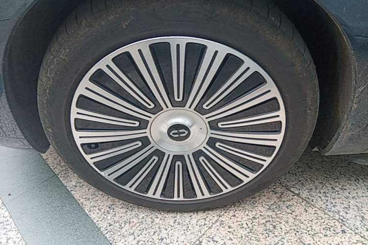 Used Hima AITO M9 2025 Extended-Range Ultra Version 52 kWh 6-Seater Left Front Wheel Hub