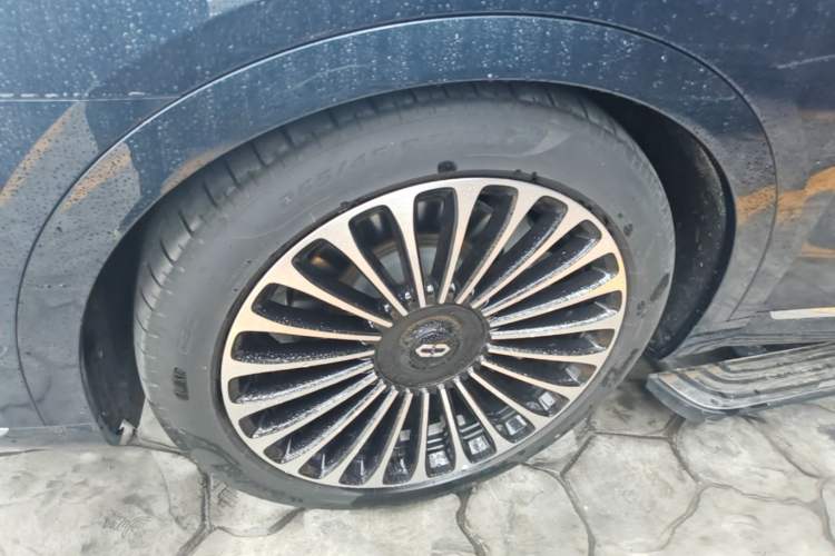 Used Hima AITO M9 2025 Extended-Range Ultra Version 52 kWh 6-Seater Left Front Wheel Hub