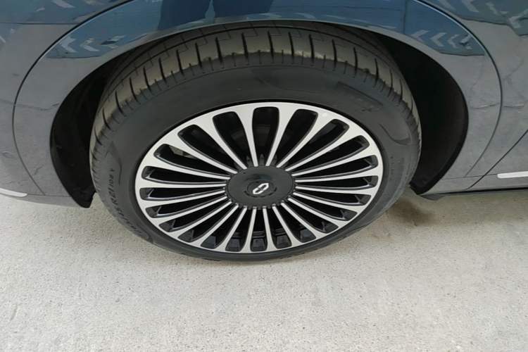 Used Hima AITO M9 2025 Extended-Range Ultra Version 52 kWh 6-Seater Left Front Wheel Hub