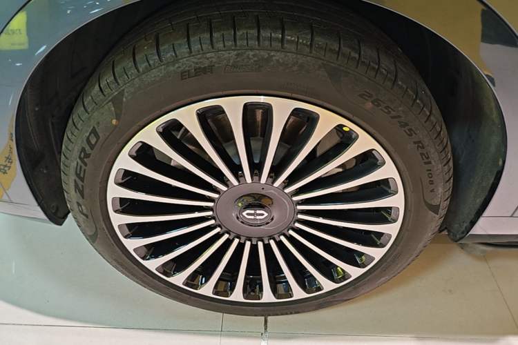 Used Hima AITO M9 2025 Extended-Range Ultra Version 52 kWh 6-Seater Left Front Wheel Hub