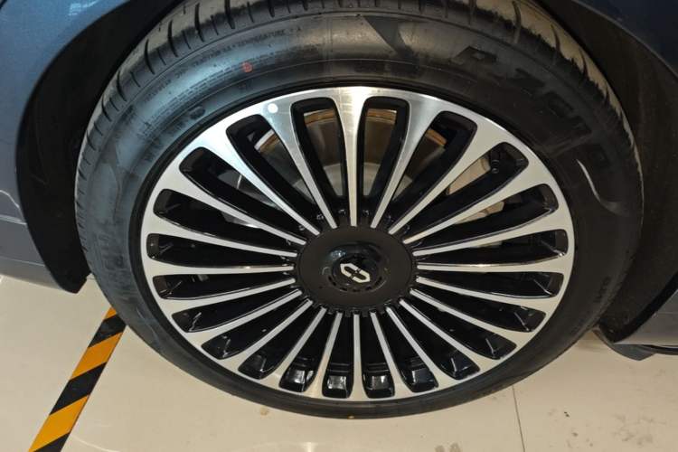 Used Hima AITO M9 2025 Extended-Range Ultra Version 52 kWh 6-Seater Left Front Wheel Hub