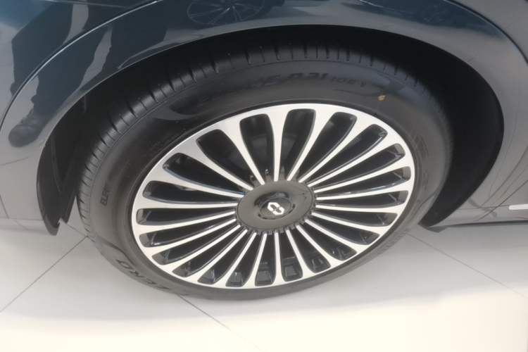 Used Hima AITO M9 2025 Extended-Range Ultra Version 52 kWh 6-Seater Left Front Wheel Hub