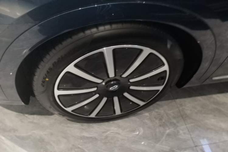 Used Hima AITO M9 2025 Extended-Range Max Version 52 kWh 5-Seater Edition Left Front Wheel Hub