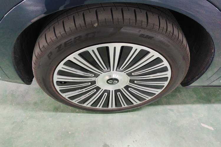 Used Hima AITO M9 2025 Extended-Range Ultra Version 52 kWh 6-Seater Left Front Wheel Hub