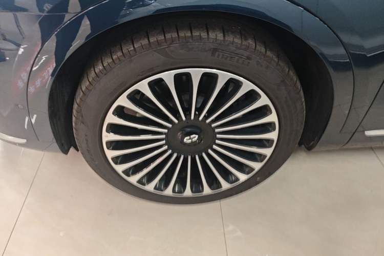 Used Hima AITO M9 2025 Extended-Range Ultra Version 52 kWh 5-Seater Edition Left Front Wheel Hub