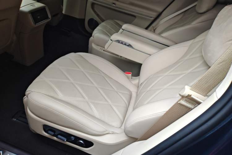 Used Hima AITO M9 2025 Extended-Range Ultra Version 52 kWh 6-Seater Left Rear Seat