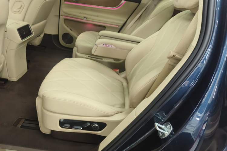 Used Hima AITO M9 2025 Extended-Range Ultra Version 52 kWh 6-Seater Left Rear Seat