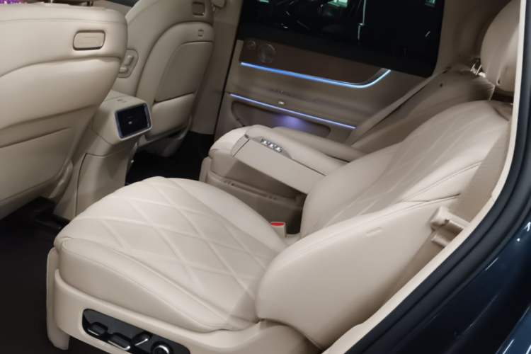 Used Hima AITO M9 2025 Extended-Range Ultra Version 52 kWh 6-Seater Left Rear Seat