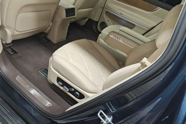 Used Hima AITO M9 2025 Extended-Range Ultra Version 52 kWh 6-Seater Left Rear Seat