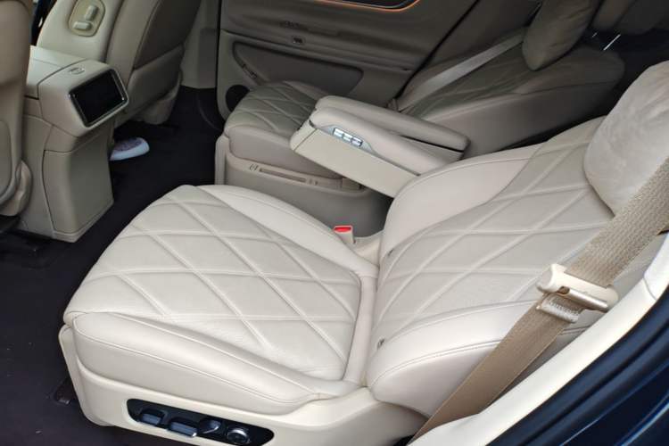 Used Hima AITO M9 2025 Extended-Range Ultra Version 52 kWh 6-Seater Left Rear Seat