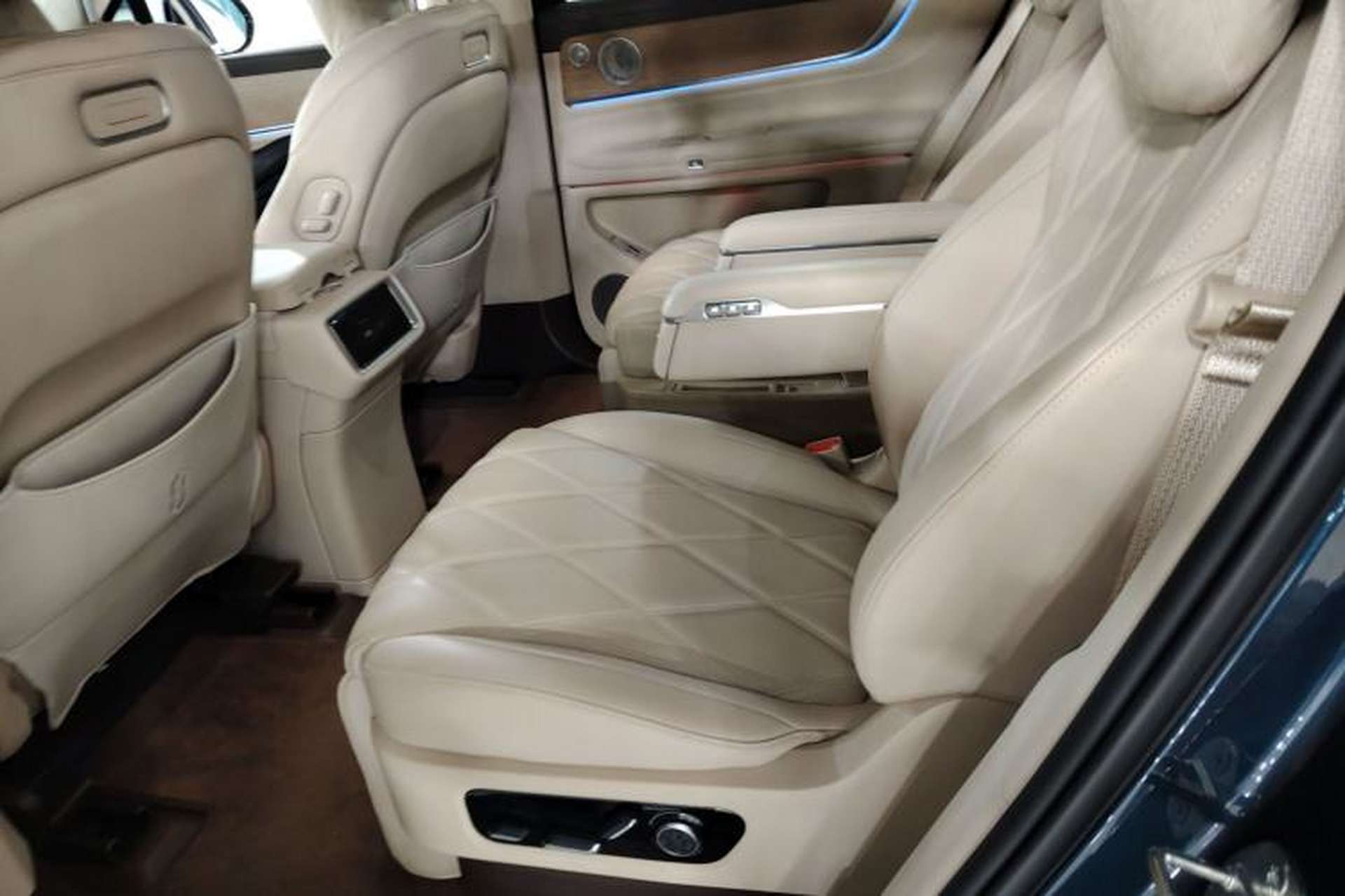 Used Hima AITO M9 2025 Extended-Range Ultra Version 52 kWh 6-Seater Left Rear Seat